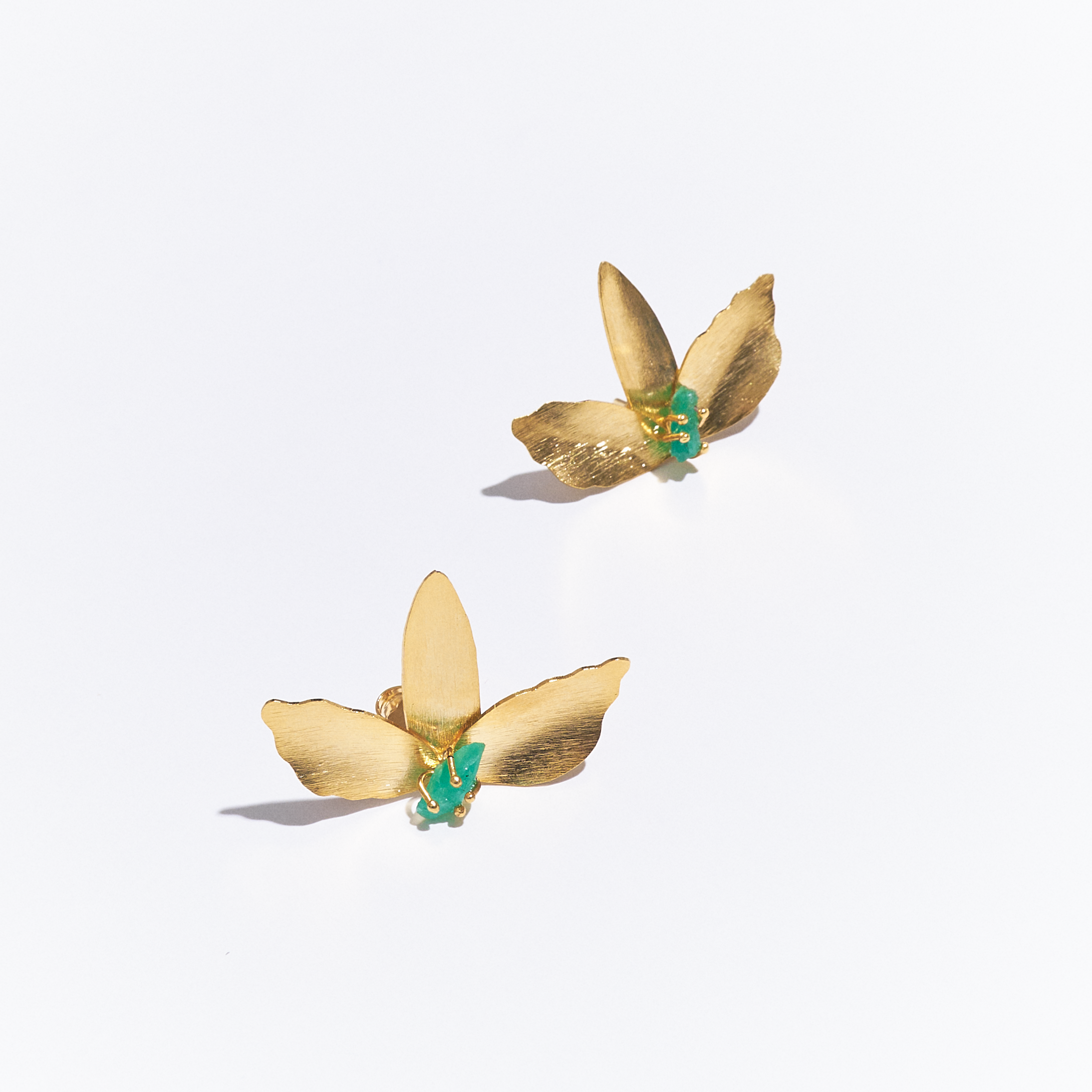 Aretes Tres Pétalos Esmeralda Dorado