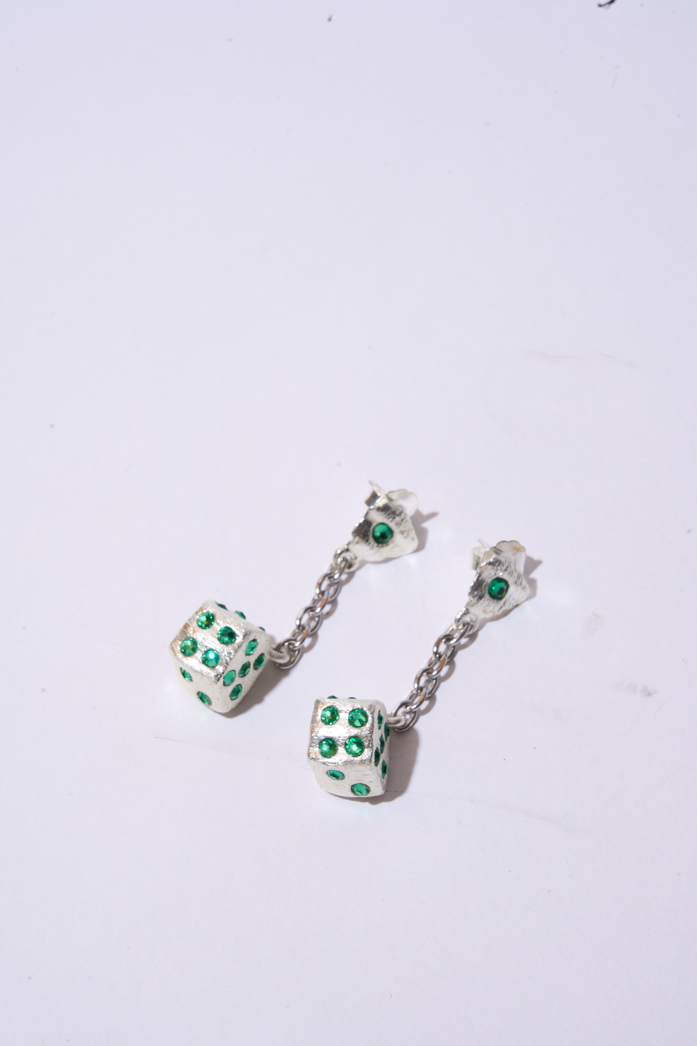 Aretes Topo Dado Plateado